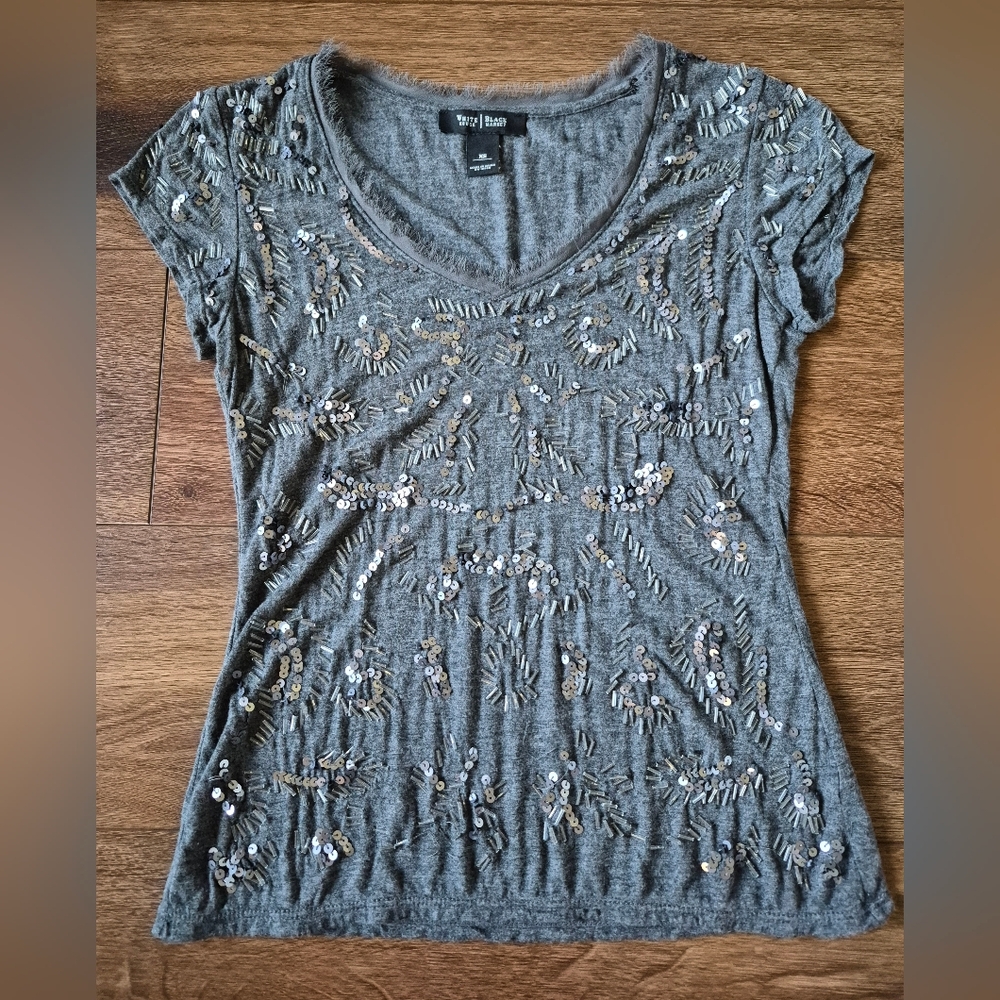 White House Black Market Embellished Beaded Sequin Vneck Gray Tshirt Sz XS